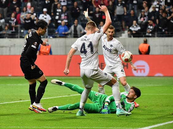 16.09.2021, xjhx, Fussball UEFA Europa League, Eintracht Frankfurt - Fenerbahce SK Istanbul emspor, v.l. Daichi Kamada (Eintracht Frankfurt) Attila Szalai (Fenerbahce Istanbul) Altay Bayindir (Fenerbahce Istanbul) Serdar Aziz (Fenerbahce Istanbul) (DFL DFB REGULATIONS PROHIBIT ANY USE OF PHOTOGRAPHS as IMAGE SEQUENCES and or QUASI-VIDEO) Frankfurt am Main
