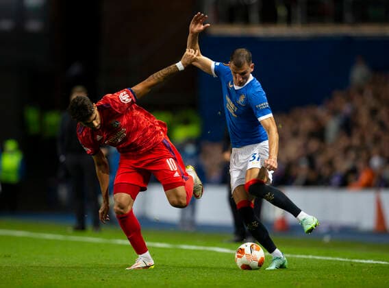 Fußball, EL, Glasgow Rangers - Olympique Lyon Football - 2021 2022 UEFA Europa League - Group A, Round One - Glasgow Rangers vs Lyon - Ibrox stadium - Thursday 16th September 2021 Borna Barasic of Rangers vies with Lucas Paqueta of Olympique Lyonnais 