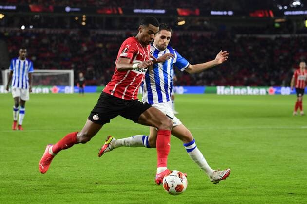 EINDHOVEN - (lr) Cody Gakpo of PSV Eindhoven, Adnan Januzaj of Real Sociedad during the UEFA Europa League match between PSV Eindhoven and Real Sociedad at Phillips Stadium on September 16, 2021 in Eindhoven, Netherlands. ANP OLAF KRAAK UEFA Europa League 2021 2022 xVIxANPxSportx xxANPxIVx