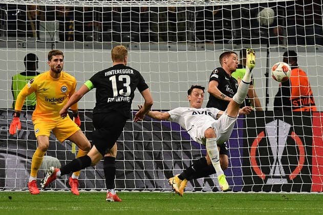 16.09.2021, xjhx, Fussball UEFA Europa League, Eintracht Frankfurt - Fenerbahce SK Istanbul emspor, v.l. Kevin Trapp (Eintracht Frankfurt) Martin Hinteregger (Eintracht Frankfurt) zautz Mesut Oezil (Fenerbahce Istanbul) (DFL DFB REGULATIONS PROHIBIT ANY USE OF PHOTOGRAPHS as IMAGE SEQUENCES and or QUASI-VIDEO) Frankfurt am Main