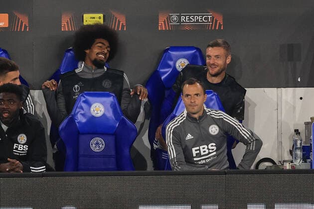 Fußball, EL, Leicester City - SSC Neapel UEFA Europa League Leicester City v Napoli Hamza Choudhury 20 of Leicester City and Jamie Vardy 9 of Leicester City laughing on the bench Leicester King Power Stadium Leicestershire United Kingdom Copyright: xMarkxCosgrove NewsxImagesx