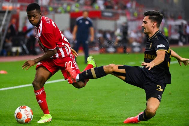 Fußball, EL, Olympiakos Piräus - Royal Antwerpen Olympiacos Aguibou Camara and Antwerp s Jelle Bataille fight for the ball during a soccer game between Greek Olympiacos F.C. and Belgian Royal Antwerp FC, Thursday 16 September 2021 in Piraeus, Athens, Greece, on the first day (out of six) in the Group D of the UEFA Europa League group stage. LAURIExDIEFFEMBACQ  x3089165x