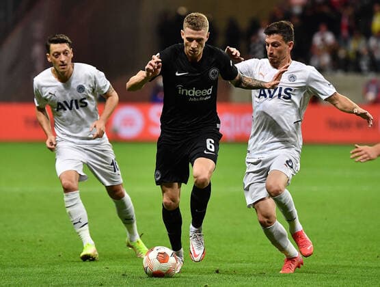 16.09.2021, xjhx, Fussball UEFA Europa League, Eintracht Frankfurt - Fenerbahce SK Istanbul emspor, v.l. Mesut Oezil (Fenerbahce Istanbul) Kristijan Jakic (Eintracht Frankfurt) Zweikampf, Aktion, action, battle for the ball (DFL DFB REGULATIONS PROHIBIT ANY USE OF PHOTOGRAPHS as IMAGE SEQUENCES and or QUASI-VIDEO) Frankfurt am Main