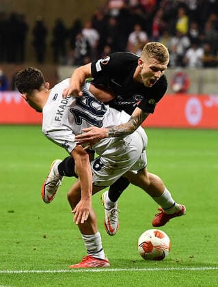 16.09.2021, xjhx, Fussball UEFA Europa League, Eintracht Frankfurt - Fenerbahce SK Istanbul emspor, v.l. Kristijan Jakic (Eintracht Frankfurt) Zweikampf, Aktion, action, battle for the ball Ferdi Kadioglu (Fenerbahce Istanbul) (DFL DFB REGULATIONS PROHIBIT ANY USE OF PHOTOGRAPHS as IMAGE SEQUENCES and or QUASI-VIDEO) Frankfurt am Main