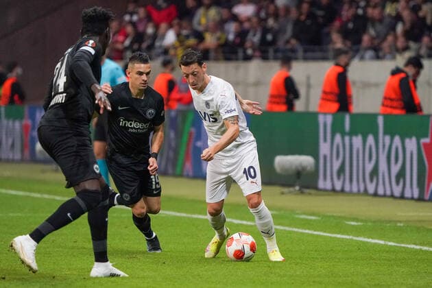 Mesut Özil (Fenerbahce Istanbul) gegen Rafael Santos Borre (Eintracht Frankfurt), Danny da Costa (Eintracht Frankfurt) - Frankfurt 16.09.2021: Eintracht Frankfurt vs. Fenerbahce Istanbul, Deutsche Bank Park, 1. Spieltag UEFA Europa League