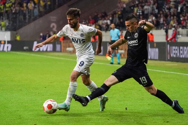 Rafael Santos Borre (Eintracht Frankfurt) gegen Diego Rossi (Fenerbahce Istanbul) - Frankfurt 16.09.2021: Eintracht Frankfurt vs. Fenerbahce Istanbul, Deutsche Bank Park, 1. Spieltag UEFA Europa League