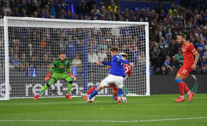 Fußball, EL, Leicester City - SSC Neapel Mandatory Credit: Photo by Anna Gowthorpe Shutterstock (12447006aa) Harvey Barnes of Leicester City scores his side s second goal Leicester City v Napoli, UEFA Europa League, Group C, Football, The King Power Stadium, Leicester, UK - 16 Sep 2021 EDITORIAL USE ONLY No use with unauthorised audio, video, data, fixture lists, club league logos or live services. Online in-match use limited to 120 images, no video emulation. No use in betting, games or single club league player publications. Leicester City v Napoli, UEFA Europa League, Group C, Football, The King Power Stadium, Leicester, UK - 16 Sep 2021 EDITORIAL USE ONLY No use with unauthorised audio, video, data, fixture lists, club league logos or live services. Online in-match use limited to 120 images, no video emulation. No use in betting, games or single club league player publications.  Copyright: xAnnaxGowthorpe Shutterstockx 12447006aa