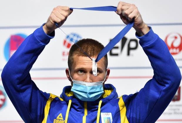 Klettern, WM in Moskau, Siegerehrung 6652614 16.09.2021 Gold medalist Ukraine s Danyil Boldyrev celebrates on the podium during the awarding ceremony for men s speed competition at Climbing World Championships, in Moscow, Russia. Pavel Bednyakov Sputnik Russia Climbing World Championships Speed  dfbef411ba8bbded