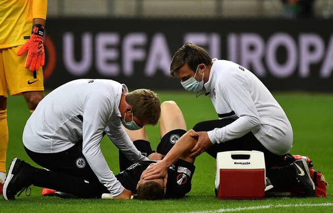 16.09.2021, xjhx, Fussball UEFA Europa League, Eintracht Frankfurt - Fenerbahce SK Istanbul emspor, v.l. Kristijan Jakic (Eintracht Frankfurt) wird behandelt verletzt Verletzung Schmerzen am Boden (DFL DFB REGULATIONS PROHIBIT ANY USE OF PHOTOGRAPHS as IMAGE SEQUENCES and or QUASI-VIDEO) Frankfurt am Main