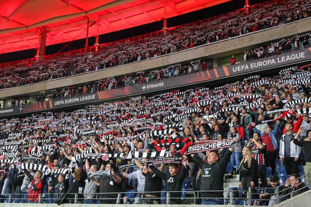 Fußball - UEFA Europa League - 01. Spieltag Eintracht Frankfurt - Fenerbahce SK am 16.09.2021 im Deutsche Bank Park in Frankfurt Die Fans von Eintracht Frankfurt präsentieren eine Schalparade
