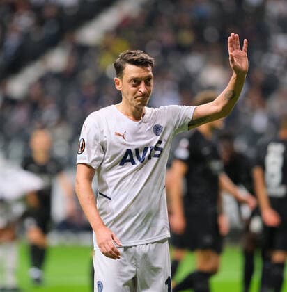 Mesut Oezil (Fenerbahce Istanbul, 10) winkt den Fans beim Spiel Eintracht Frankfurt vs. Fenerbahce Istanbul in der Uefa Europa League am 16.09.2021 Eintracht Frankfurt vs. Fenerbahce Istanbul, Fussball, Uefa Europe League, 16.09.2021 Frankfurt Copyright: xEibner-Pressefotox xMichaelxBermx