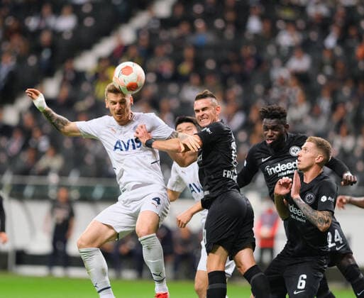Serdar Aziz (Fenerbahce Istanbul, 4) im Kopfballduell mit Rafael Borre (Eintracht Frankfurt, 19) beim Spiel Eintracht Frankfurt vs. Fenerbahce Istanbul in der Uefa Europa League am 16.09.2021 Eintracht Frankfurt vs. Fenerbahce Istanbul, Fussball, Uefa Europe League, 16.09.2021 Frankfurt Copyright: xEibner-Pressefotox xMichaelxBermx