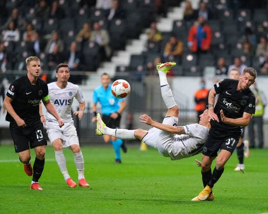 Mesut Oezil (Fenerbahce Istanbul, 10) versucht einen Fallrueckzieher gegen Eri Durm (Eintracht Frankfurt, 37) beim Spiel Eintracht Frankfurt vs. Fenerbahce Istanbul in der Uefa Europa League am 16.09.2021 Eintracht Frankfurt vs. Fenerbahce Istanbul, Fussball, Uefa Europe League, 16.09.2021 Frankfurt Copyright: xEibner-Pressefotox xMichaelxBermelx