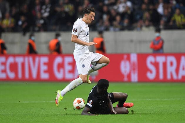 Fußball Europa League 1. Spieltag Eintracht Frankfurt - Fenerbahce Istanbul am 16.09.2021 im Deutsche Bank Park in Frankfurt Mesut Özil ( Istanbul ), links - Evan Ndicka ( Frankfurt ), rechts