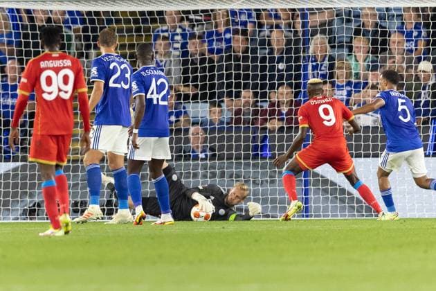 Fußball, EL, Leicester City - SSC Neapel Leicester City v Napoli Europa League 16 09 2021. Leicester City Goalkeeper Kasper Schmeichel (1) saves during the Europa League match between Leicester City and Napoli at the King Power Stadium, Leicester, England on 16 September 2021. Leicester King Power Stadium Leicestershire England Editorial use only , Copyright: xJohnxMallettx PSI-13612-0056