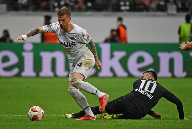 16.09.2021, xjhx, Fussball UEFA Europa League, Eintracht Frankfurt - Fenerbahce SK Istanbul emspor, v.l. Serdar Aziz (Fenerbahce Istanbul) Filip Kostic (Eintracht Frankfurt) Zweikampf, Aktion, action, battle for the ball (DFL DFB REGULATIONS PROHIBIT ANY USE OF PHOTOGRAPHS as IMAGE SEQUENCES and or QUASI-VIDEO) Frankfurt am Main