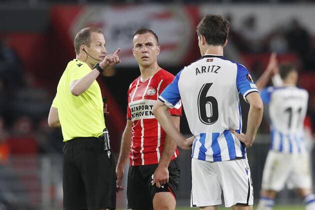 EINDHOVEN - 16-09-2021, Philips stadion. Dutch football, UEFA Europa League, season 2021-2022. during the match PSV - Real Sociedad, referee William Collum PSV player Mario Gotze Real Sociedad player Artiz Elustondo PSV - Real Sociedad  x13492623x Copyright: