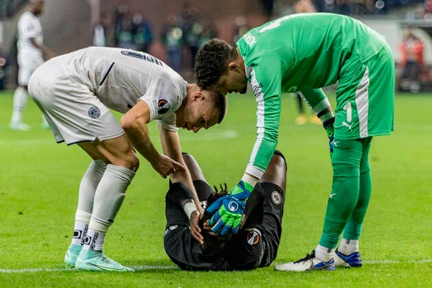 UEFA Europa League, Eintracht Frankfurt vs. Fenerbahce Istanbul, Frankfurt, Deutsche Bank Park, 16.9.2021 Attila Szalai (Fenerbahce Istanbul 41) & Danny Da Costa (Eintracht Frankfurt 24) & Altay Bayindir (Fenerbahce Istanbul 1), Eintracht Frankfurt vs. Fenerbahce Istanbul, Frankfurt, Deutsche Bank Park, 16.9.2021 Copyright: xBEAUTIFULxSPORTS Gawlikx