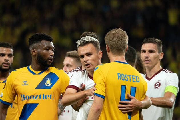 Fu?ball, EL, Br?ndby IF Kopenhagen - Sparta Prag Broendby IF v Sparta Prague, UEFA Europa League, Broendby, Denmark Broendby, Denmark. 16th, September 2021. Sigurd Rosted (4) of Broendby IF and Andreas Vindheim (32) of Sparta Prague seen during the UEFA Europa League match between Broendby IF and Sparta Prague at Broendby Stadion in Broendby. Brondby Denmark  Copyright: xGonzalesxPhoto GastonxSzermanx