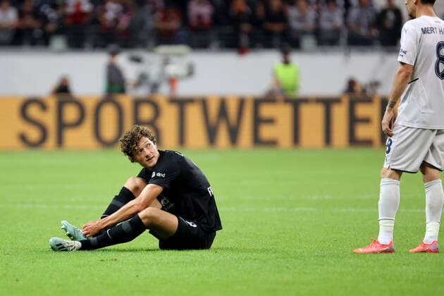 Frankfurt, Deutschland 16. September 2021: Europa League - 2021 2022 - Eintracht Frankfurt vs. Fenerbahce SK Sam Lammers (Frankfurt) schnuert sich die Fussballschuhe Deutsche Bank Park Hessen Copyright: xFotostandx xRacochax