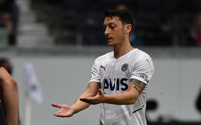 16.09.2021, xjhx, Fussball UEFA Europa League, Eintracht Frankfurt - Fenerbahce SK Istanbul emspor, v.l. Mesut Oezil (Fenerbahce Istanbul) Auswechslung (DFL DFB REGULATIONS PROHIBIT ANY USE OF PHOTOGRAPHS as IMAGE SEQUENCES and or QUASI-VIDEO) Frankfurt am Main