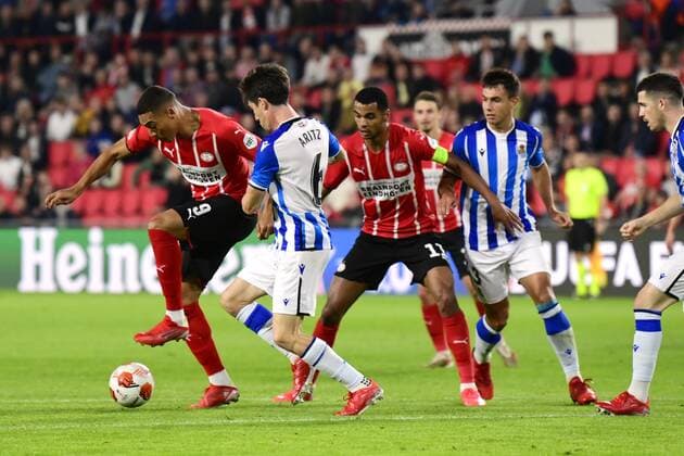 EINDHOVEN - (lr) Carlos Vinicius of PSV Eindhoven, Aritz Elustondo of Real Sociedad, Cody Gakpo of PSV Eindhoven, Martin Zubimendi of Real Sociedad during the UEFA Europa League match between PSV Eindhoven and Real Sociedad at the Phillips stadium on September 16, 2021 in Eindhoven , The Netherlands. ANP OLAF KRAAK UEFA Europa League 2021 2022 xVIxANPxSportx xxANPxIVx
