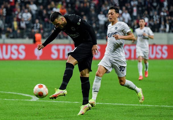 16.09.2021, xpsx, Fussball UEFA Europa League, Eintracht Frankfurt - Fenerbahce SK Istanbul v.l. Filip Kostic (Eintracht Frankfurt), Mesut Oezil (Fenerbahce Istanbul) (DFL DFB REGULATIONS PROHIBIT ANY USE OF PHOTOGRAPHS as IMAGE SEQUENCES and or QUASI-VIDEO) emspor Frankfurt