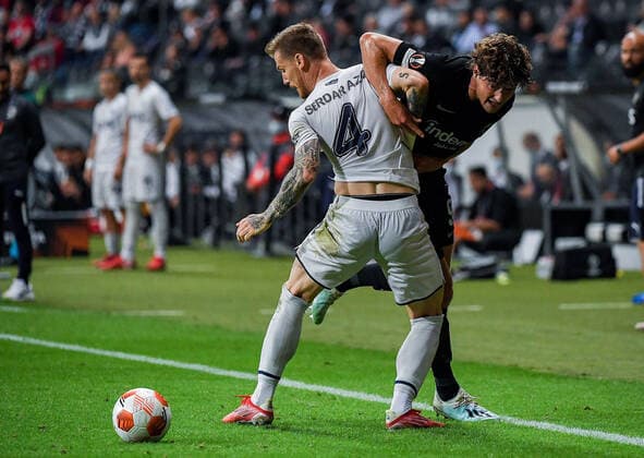 16.09.2021, xpsx, Fussball UEFA Europa League, Eintracht Frankfurt - Fenerbahce SK Istanbul v.l. Serdar Aziz (Fenerbahce Istanbul), Sam Lemmers (eintracht) (DFL DFB REGULATIONS PROHIBIT ANY USE OF PHOTOGRAPHS as IMAGE SEQUENCES and or QUASI-VIDEO) emspor Frankfurt