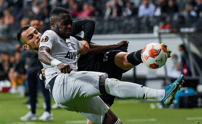 16.09.2021, xpsx, Fussball UEFA Europa League, Eintracht Frankfurt - Fenerbahce SK Istanbul v.l. Bright Osayi-Samuel (Fenerbahce Istanbul), Filip Kostic (Eintracht Frankfurt) (DFL DFB REGULATIONS PROHIBIT ANY USE OF PHOTOGRAPHS as IMAGE SEQUENCES and or QUASI-VIDEO) emspor Frankfurt