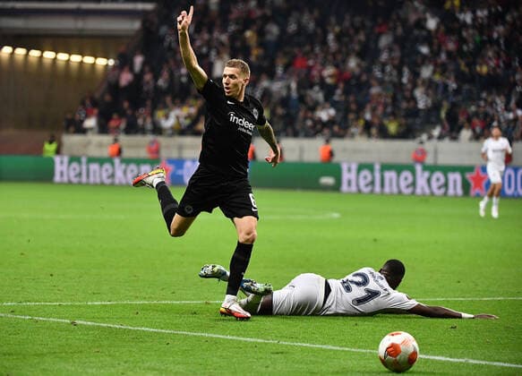 16.09.2021, xjhx, Fussball UEFA Europa League, Eintracht Frankfurt - Fenerbahce SK Istanbul emspor, v.l. Kristijan Jakic (Eintracht Frankfurt) Bright Osayi-Samuel (Fenerbahce Istanbul) Zweikampf, Aktion, action, battle for the ball (DFL DFB REGULATIONS PROHIBIT ANY USE OF PHOTOGRAPHS as IMAGE SEQUENCES and or QUASI-VIDEO) Frankfurt am Main