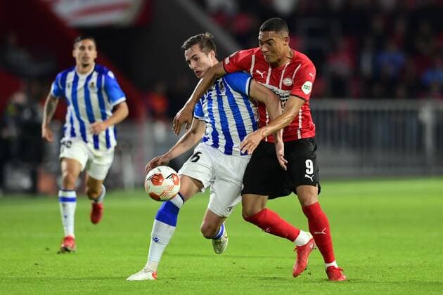 EINDHOVEN - (lr) Aritz Elustondo of Real Sociedad, Carlos Vinicius of PSV Eindhoven during the UEFA Europa League match between PSV Eindhoven and Real Sociedad at Phillips Stadium on September 16, 2021 in Eindhoven, Netherlands. ANP OLAF KRAAK UEFA Europa League 2021 2022 xVIxANPxSportx xxANPxIVx