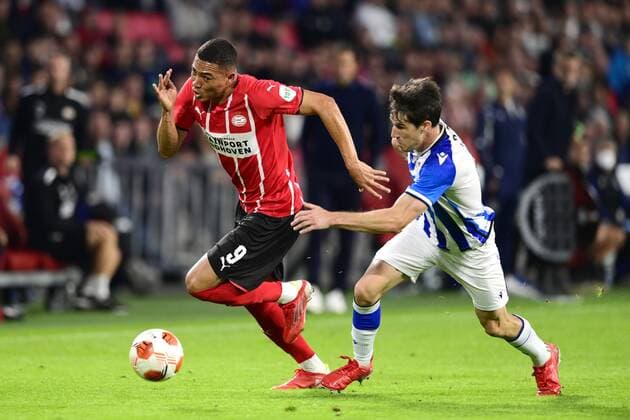 EINDHOVEN - (lr) Carlos Vinicius of PSV Eindhoven, Aritz Elustondo of Real Sociedad during the UEFA Europa League match between PSV Eindhoven and Real Sociedad at Phillips Stadium on September 16, 2021 in Eindhoven, Netherlands. ANP OLAF KRAAK UEFA Europa League 2021 2022 xVIxANPxSportx xxANPxIVx