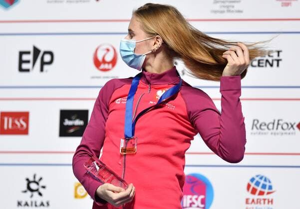 6652634 16.09.2021 Gold medalist Poland s Natalia Kalucka celebrates on the podium during the awarding ceremony for women s speed competition at Climbing World Championships, in Moscow, Russia. Pavel Bednyakov Sputnik Russia Climbing World Championships Speed  788e2cfb5d79d12d