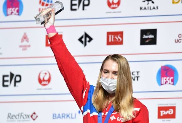 6652638 16.09.2021 Silver medalist Russia s Iuliia Kaplina celebrates on the podium during the awarding ceremony for the women s speed competition at Climbing World Championships, in Moscow, Russia. Pavel Bednyakov Sputnik Russia Climbing World Championships Speed  7fa8d265dfc86511