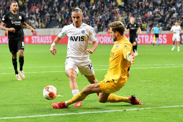 Frankfurt, Deutsche Bank Park, 16.09.21, GER, Herren, UEFA Europa League, Saison 2021-2022, Eintracht Frankfurt - Fenerbahce Istanbul Bild: v.li. Dimitris Pelkas (Fenerbahce) und Torwart Kevin Trapp (Frankfurt). Elfmeterszene Nur fuer journalistische Zwecke! Only for editorial use! Gemaess den Vorgaben der DFL Deutsche Fußball Liga ist es untersagt, in dem Stadion und oder vom Spiel angefertigte Fotoaufnahmen in Form von Sequenzbildern und oder videoaehnlichen Fotostrecken zu verwerten bzw. verwerten zu lassen. DFL regulations prohibit any use of photographs as image sequences and or quasi-video. Hessen Deutschland
