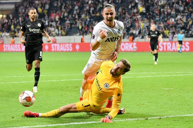 Frankfurt, Deutsche Bank Park, 16.09.21, GER, Herren, UEFA Europa League, Saison 2021-2022, Eintracht Frankfurt - Fenerbahce Istanbul Bild: v.li. Dimitris Pelkas (Fenerbahce) und Torwart Kevin Trapp (Frankfurt). Elfmeterszene Nur fuer journalistische Zwecke! Only for editorial use! Gemaess den Vorgaben der DFL Deutsche Fußball Liga ist es untersagt, in dem Stadion und oder vom Spiel angefertigte Fotoaufnahmen in Form von Sequenzbildern und oder videoaehnlichen Fotostrecken zu verwerten bzw. verwerten zu lassen. DFL regulations prohibit any use of photographs as image sequences and or quasi-video. Hessen Deutschland