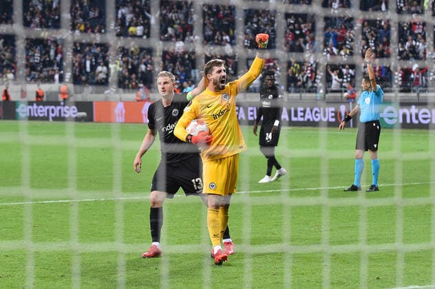 Fußball Europa League 1. Spieltag Eintracht Frankfurt - Fenerbahce Istanbul am 16.09.2021 im Deutsche Bank Park in Frankfurt Martin Hinteregger ( Frankfurt ), links - Kevin Trapp ( Frankfurt ), rechts Jubel