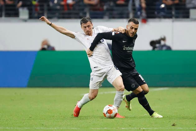 16.09.2021, Fussball, Europa League, 2021 - 2022, Eintracht Frankfurt - Fenerbahce Istanbul, GER, Frankfurt, Frankfurt stadion Bild: v. li. Mert Hakan Yandas (Fenerbahce Istanbul) und Filip Kostic (Eintracht Frankfurt) Copyright: HMBxMedia xHeikoxBecker