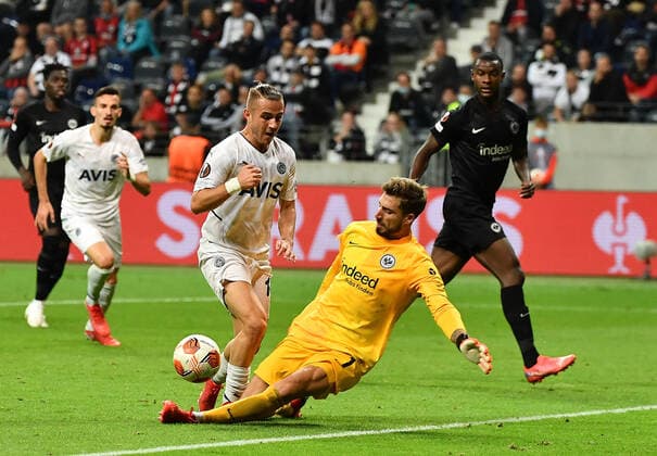 16.09.2021, xjhx, Fussball UEFA Europa League, Eintracht Frankfurt - Fenerbahce SK Istanbul emspor, v.l. Kevin Trapp (Eintracht Frankfurt) Foul Elfmeter Foulelfmeter Dimitrios Pelkas (Fenerbahce Istanbul) (DFL DFB REGULATIONS PROHIBIT ANY USE OF PHOTOGRAPHS as IMAGE SEQUENCES and or QUASI-VIDEO) Frankfurt am Main