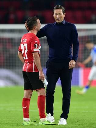 EINDHOVEN - (lr) Mario Gotze of PSV Eindhoven, PSV Eindhoven coach Roger Schmidt during the UEFA Europa League match between PSV Eindhoven and Real Sociedad at Phillips Stadium on September 16, 2021 in Eindhoven, Netherlands. ANP OLAF KRAAK UEFA Europa League 2021 2022 xVIxANPxSportx xxANPxIVx