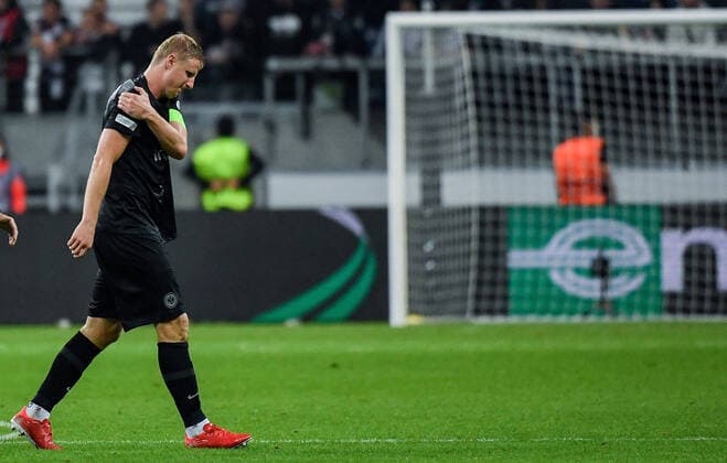 16.09.2021, xpsx, Fussball UEFA Europa League, Eintracht Frankfurt - Fenerbahce SK Istanbul v.l. verletzung behandlung Martin Hinteregger (Eintracht Frankfurt) (DFL DFB REGULATIONS PROHIBIT ANY USE OF PHOTOGRAPHS as IMAGE SEQUENCES and or QUASI-VIDEO) emspor Frankfurt