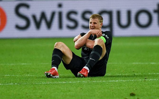 16.09.2021, xpsx, Fussball UEFA Europa League, Eintracht Frankfurt - Fenerbahce SK Istanbul v.l. verletzung behandlung Martin Hinteregger (Eintracht Frankfurt) (DFL DFB REGULATIONS PROHIBIT ANY USE OF PHOTOGRAPHS as IMAGE SEQUENCES and or QUASI-VIDEO) emspor Frankfurt