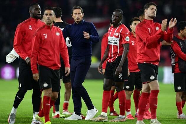 EINDHOVEN - (lr) PSV Eindhoven keeper Yvon Mvogo, Eran Zahavi of PSV Eindhoven, PSV Eindhoven coach Roger Schmidt, Jordan Teze of PSV Eindhoven, Marco van Ginkel of PSV Eindhoven during the UEFA Europa League match between PSV Eindhoven and Real Sociedad in the Phillips stadium on September 16, 2021 in Eindhoven, Netherlands. ANP OLAF KRAAK UEFA Europa League 2021 2022 xVIxANPxSportx xxANPxIVx