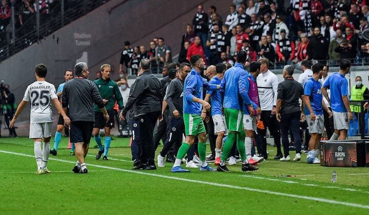 16.09.2021, xpsx, Fussball UEFA Europa League, Eintracht Frankfurt - Fenerbahce SK Istanbul v.l. rangelei zwischen beiden teams (DFL DFB REGULATIONS PROHIBIT ANY USE OF PHOTOGRAPHS as IMAGE SEQUENCES and or QUASI-VIDEO) emspor Frankfurt