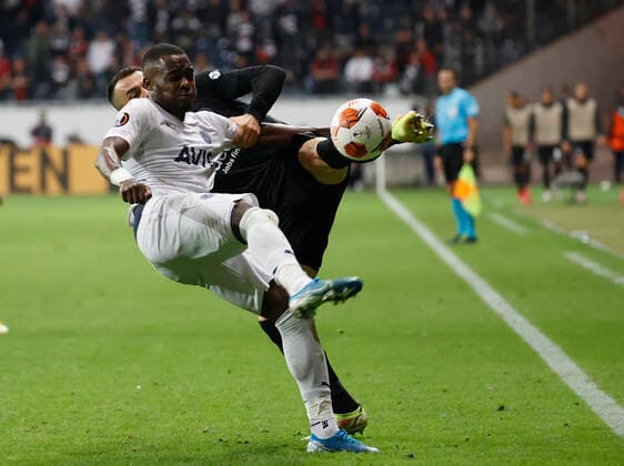 16.09.2021, Fussball, Europa League, 2021 - 2022, Eintracht Frankfurt - Fenerbahce Istanbul, GER, Frankfurt, Frankfurt stadion Bild: v. li. Bright Osayi-Samuel (Fenerbahce Istanbul) und Filip Kostic (Eintracht Frankfurt) Copyright: HMBxMedia xHeikoxBecker