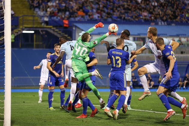 Sport Bilder des Tages PXL_Dinamo Zagreb v West Ham United: Group H - UEFA Europa League ZAGREB, CROATIA - SEPTEMBER 16: Dominik Livakovic goalkeeper of Dinamo Zagreb in action during the UEFA Europa League group H match between Dinamo Zagreb and West Ham United at Maksimir Stadium on September 16, 2021 in Zagreb, Croatia. MatijaxHabljak PIXSELL
