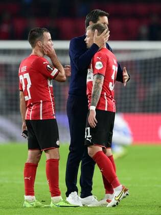 EINDHOVEN - (lr) Mario Gotze of PSV Eindhoven, PSV Eindhoven coach Roger Schmidt, Philipp Max of PSV Eindhoven during the UEFA Europa League match between PSV Eindhoven and Real Sociedad at Phillips stadium on September 16, 2021 in Eindhoven, Netherlands. ANP OLAF KRAAK UEFA Europa League 2021 2022 xVIxANPxSportx xxANPxIVx