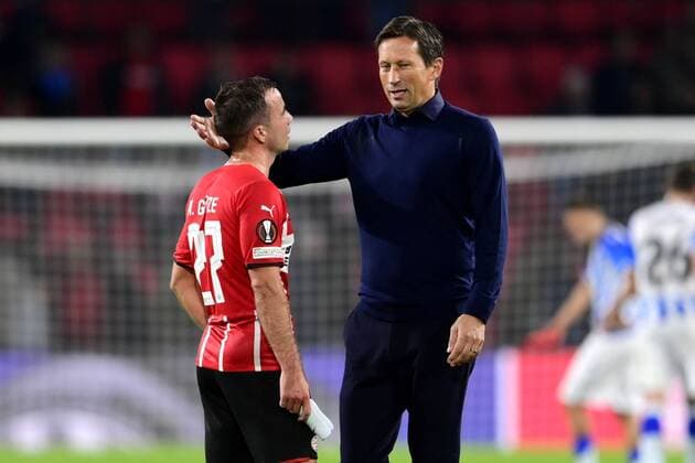 EINDHOVEN - (lr) Mario Gotze of PSV Eindhoven, PSV Eindhoven coach Roger Schmidt during the UEFA Europa League match between PSV Eindhoven and Real Sociedad at Phillips Stadium on September 16, 2021 in Eindhoven, Netherlands. ANP OLAF KRAAK UEFA Europa League 2021 2022 xVIxANPxSportx xxANPxIVx