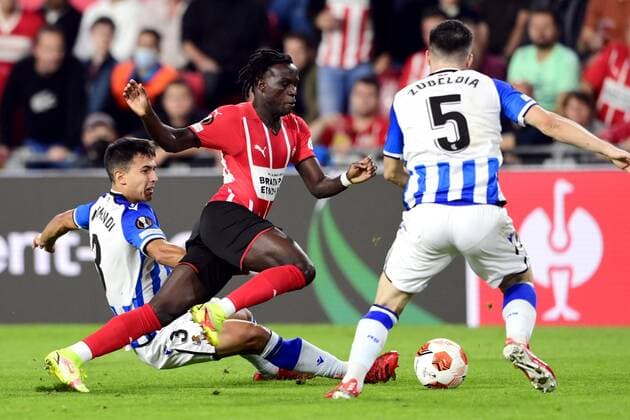 EINDHOVEN - (lr) Martin Zubimendi of Real Sociedad, Bruma of PSV Eindhoven, Igor Zubeldia of Real Sociedad during the UEFA Europa League match between PSV Eindhoven and Real Sociedad at Phillips stadium on September 16, 2021 in Eindhoven, Netherlands. ANP OLAF KRAAK UEFA Europa League 2021 2022 xVIxANPxSportx xxANPxIVx
