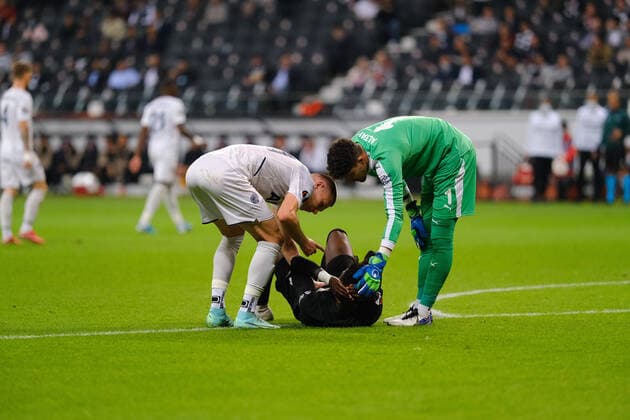 Danny da Costa (Eintracht Frankfurt, 24) verletzt am Boden daneben Attila Szalai (Fenerbahce Istanbul, 41) und Altay Bayindir (Fenerbahce Istanbul, 1) beim Spiel Eintracht Frankfurt vs. Fenerbahce Istanbul in der Uefa Europa League am 16.09.2021 Eintracht Frankfurt vs. Fenerbahce Istanbul, Fussball, Uefa Europe League, 16.09.2021 Frankfurt Copyright: xEibner-Pressefotox xMichaelxBermelx